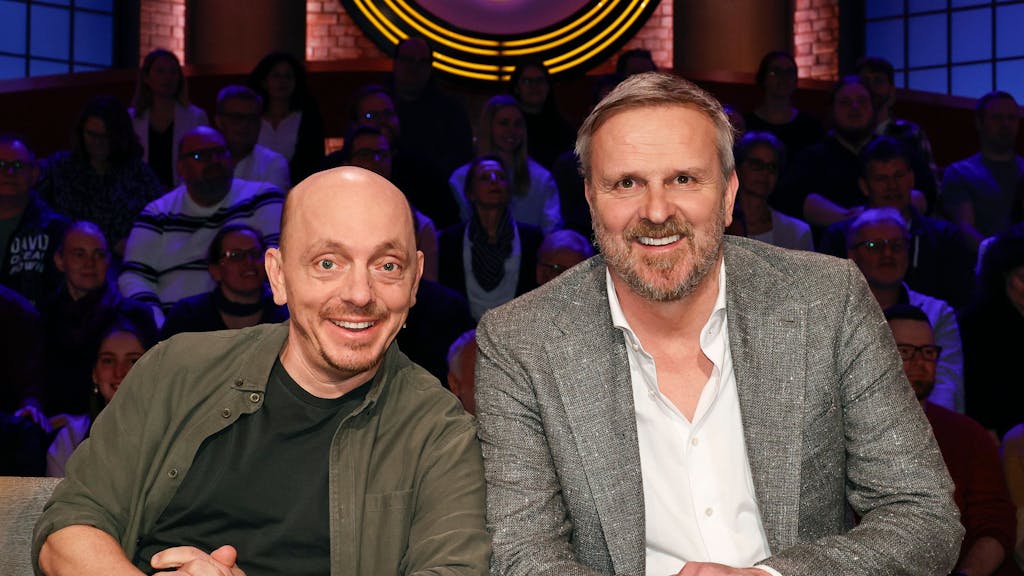 Dietmar Hamann und Bernhard Hoecker posieren bei der ARD-Show „Wer weiß denn sowas?“ für ein Foto.