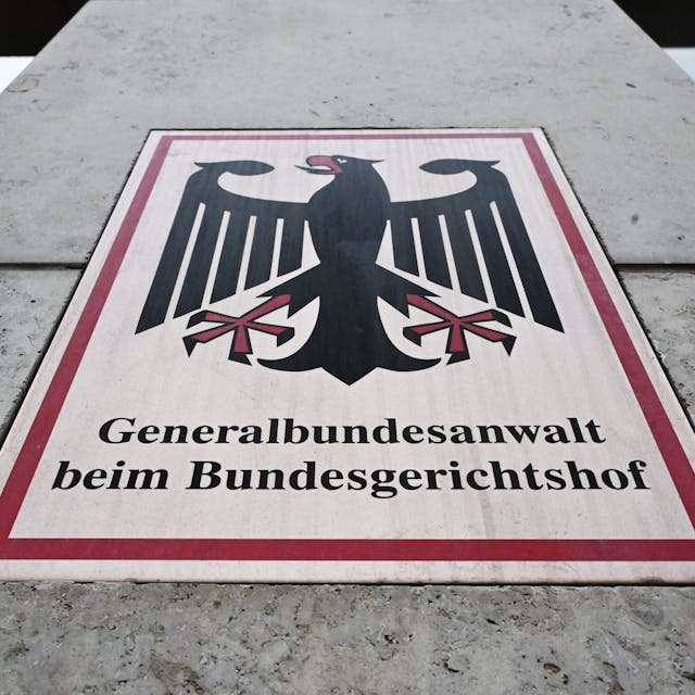 Ein Hinweisschild mit Bundesadler und dem Schriftzug „Generalbundesanwalt beim Bundesgerichtshof“, aufgenommen vor der Bundesanwaltschaft.