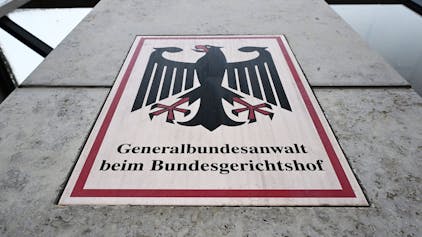 Ein Hinweisschild mit Bundesadler und dem Schriftzug „Generalbundesanwalt beim Bundesgerichtshof“ ist in Karlsruhe vor dem Bundesgerichtshof zu sehen.