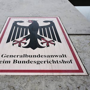 Ein Hinweisschild mit Bundesadler und dem Schriftzug „Generalbundesanwalt beim Bundesgerichtshof“ ist in Karlsruhe vor dem Bundesgerichtshof zu sehen.