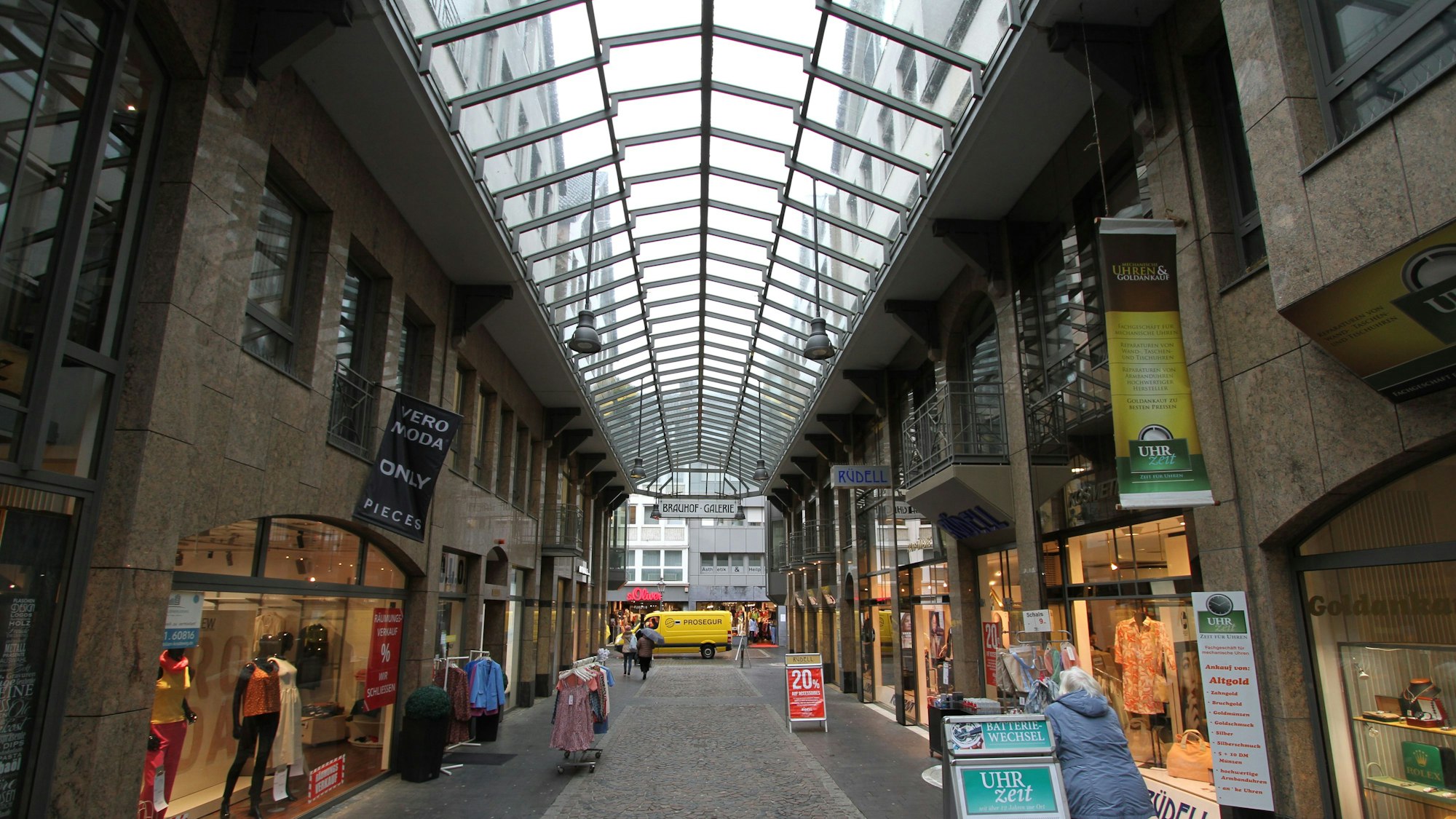 Blick in eine Einkaufspassage mit gläsernem Dach