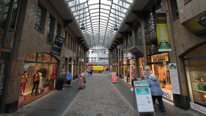 Blick in eine Einkaufspassage mit gläsernem Dach