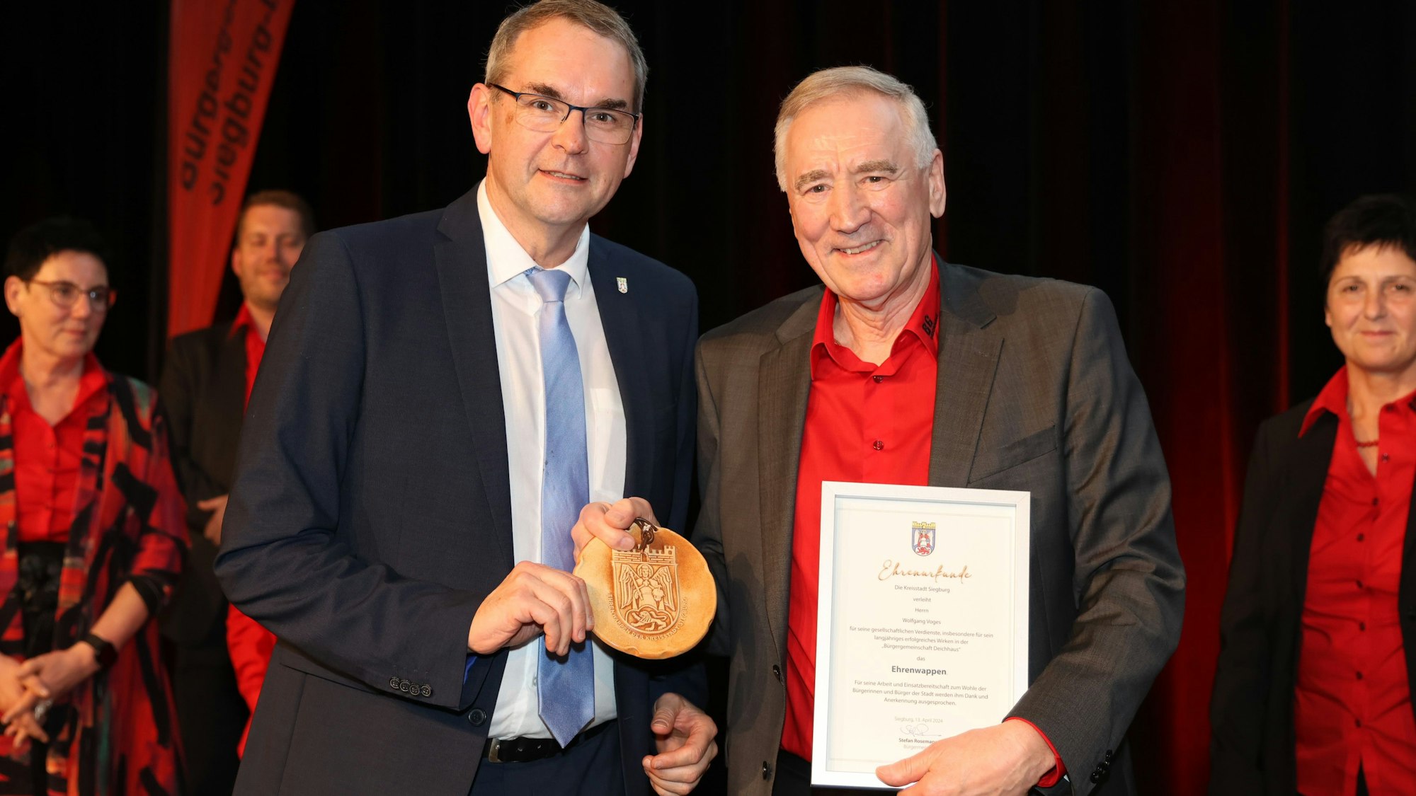 Ehrenmitglied Wolfgang Voges (rechts) erhielt von Bürgermeister Stefan Rosemann das Ehrenwappen der Stadt Siegburg.
