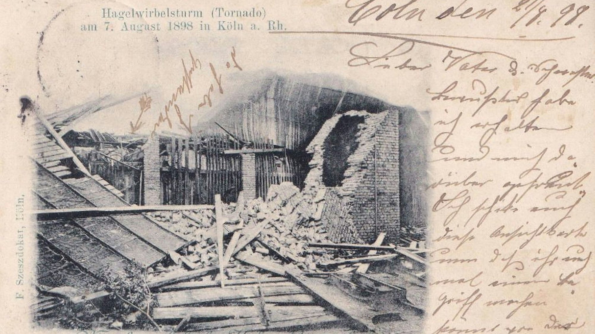 Eine Postkarte zeigt das Foto eines eingestürzten Hauses, daneben handschriftliche Anmerkungen.