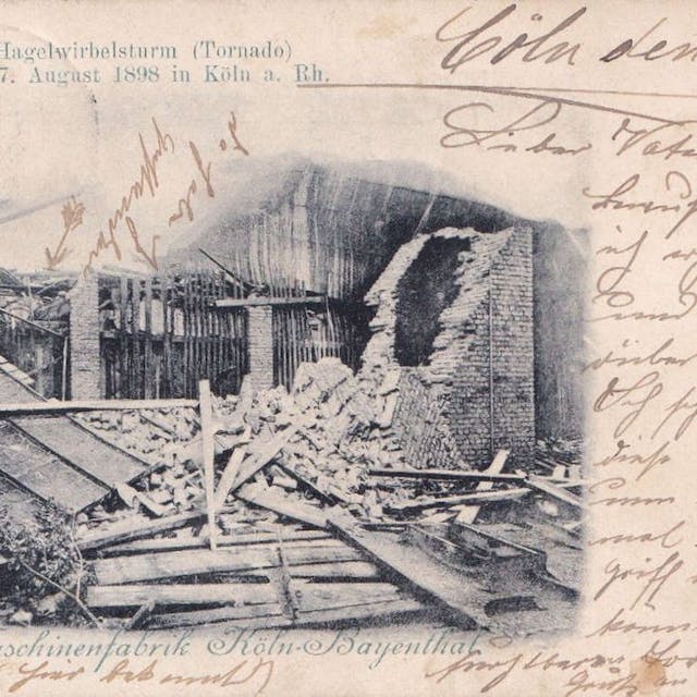 Eine Postkarte zeigt das Foto eines eingestürzten Hauses, daneben handschriftliche Anmerkungen.&nbsp;&nbsp;