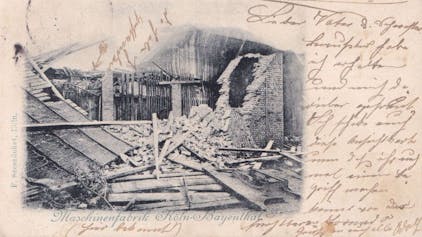 Eine Postkarte zeigt das Foto eines eingestürzten Hauses, daneben handschriftliche Anmerkungen.&nbsp;&nbsp;