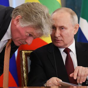 Während der russische Botschafter nach Festnahmen mutmaßlicher russischer Spione in Deutschland „keine Beweise“ sieht, gab sich Putin-Sprecher Dmitri Peskow (l.) in Moskau ahnungslos. (Archivbild)
