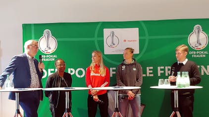 Die Verantwortlichen, teilnehmende Sportlerinnen sowie Sportbotschafterinnen für das Fan- und Familienfest rund um das DFB-Pokalfinale der Damen bei der Präsentation des Programms am Donnerstag im Deutschen Sport- und Olympiamuseum in Köln