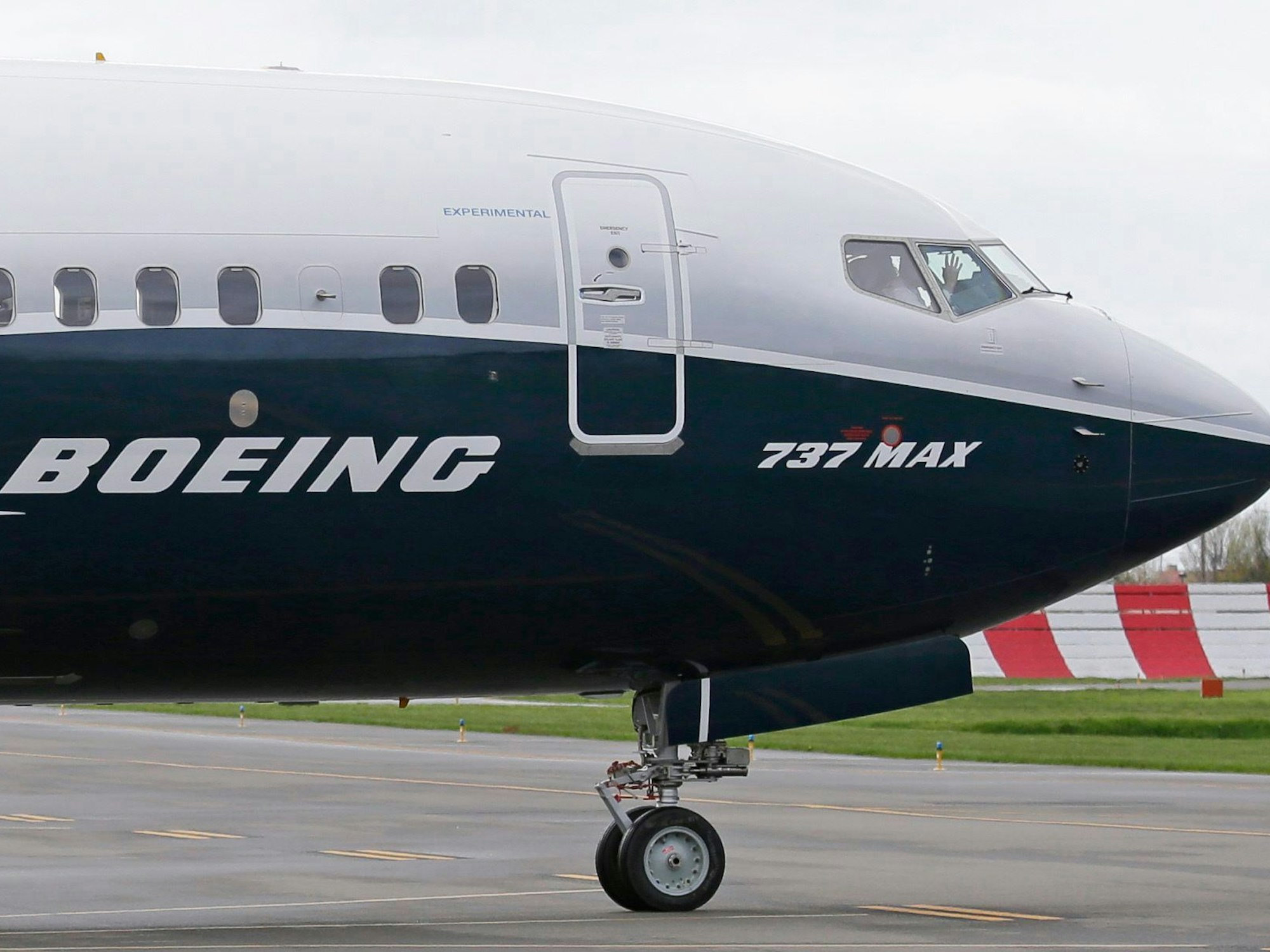 Ein Pilot winkt aus der Pilotenkabine eines Flugzeuges vom Typ Boeing 737 MAX 9 auf dem Flughafen, hier im April 2017 in Renton, USA, (Symbolbild).