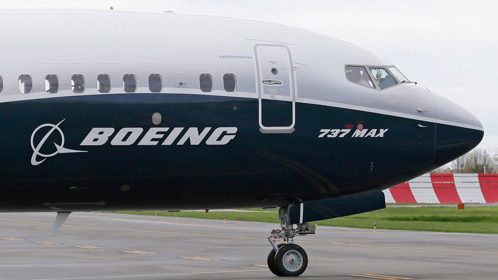 Ein Pilot winkt aus der Pilotenkabine eines Flugzeuges vom Typ Boeing 737 MAX 9 auf dem Flughafen, hier im April 2017 in Renton, USA, (Symbolbild).