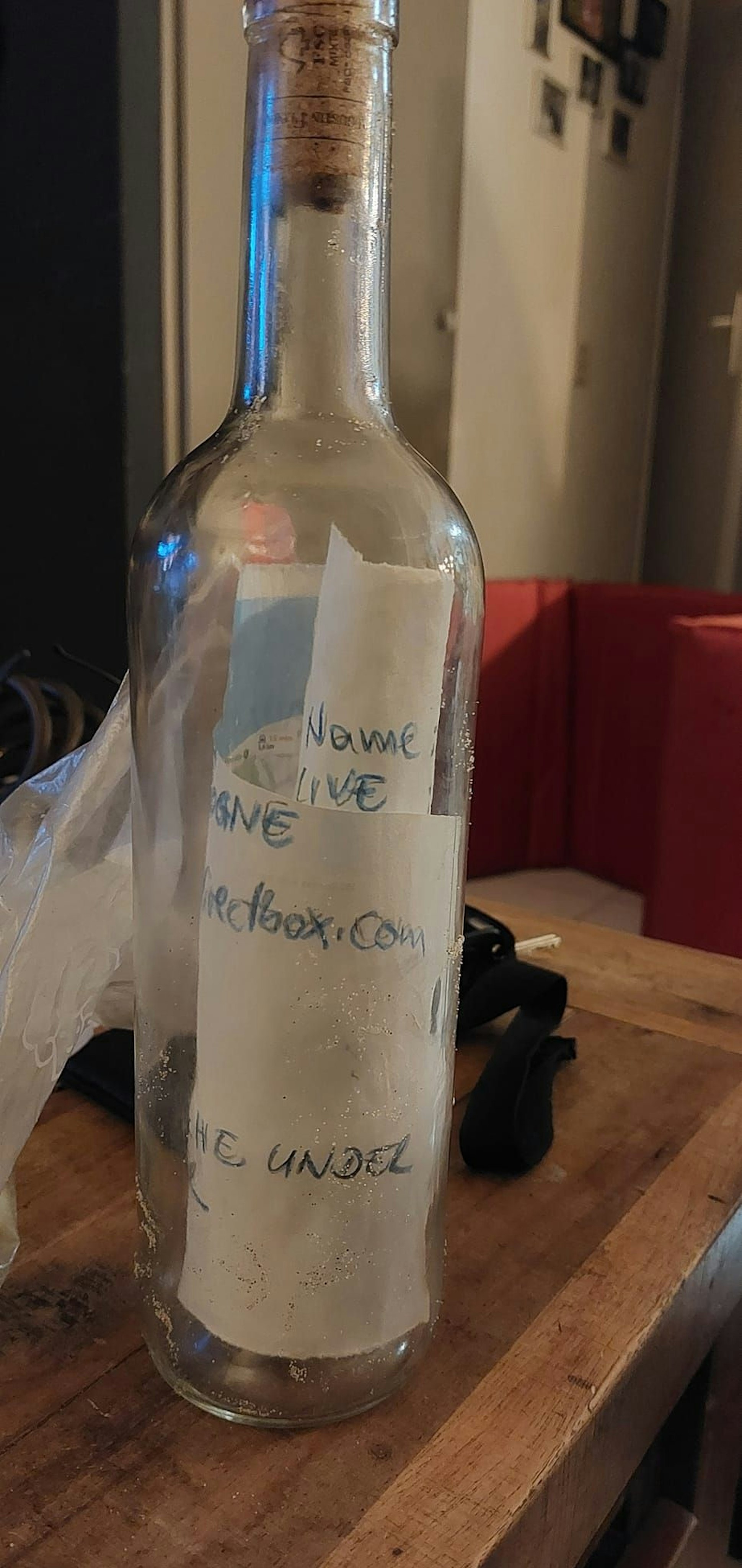 Flaschenpost, die in Frankreich ins Meer geworfen wurde.