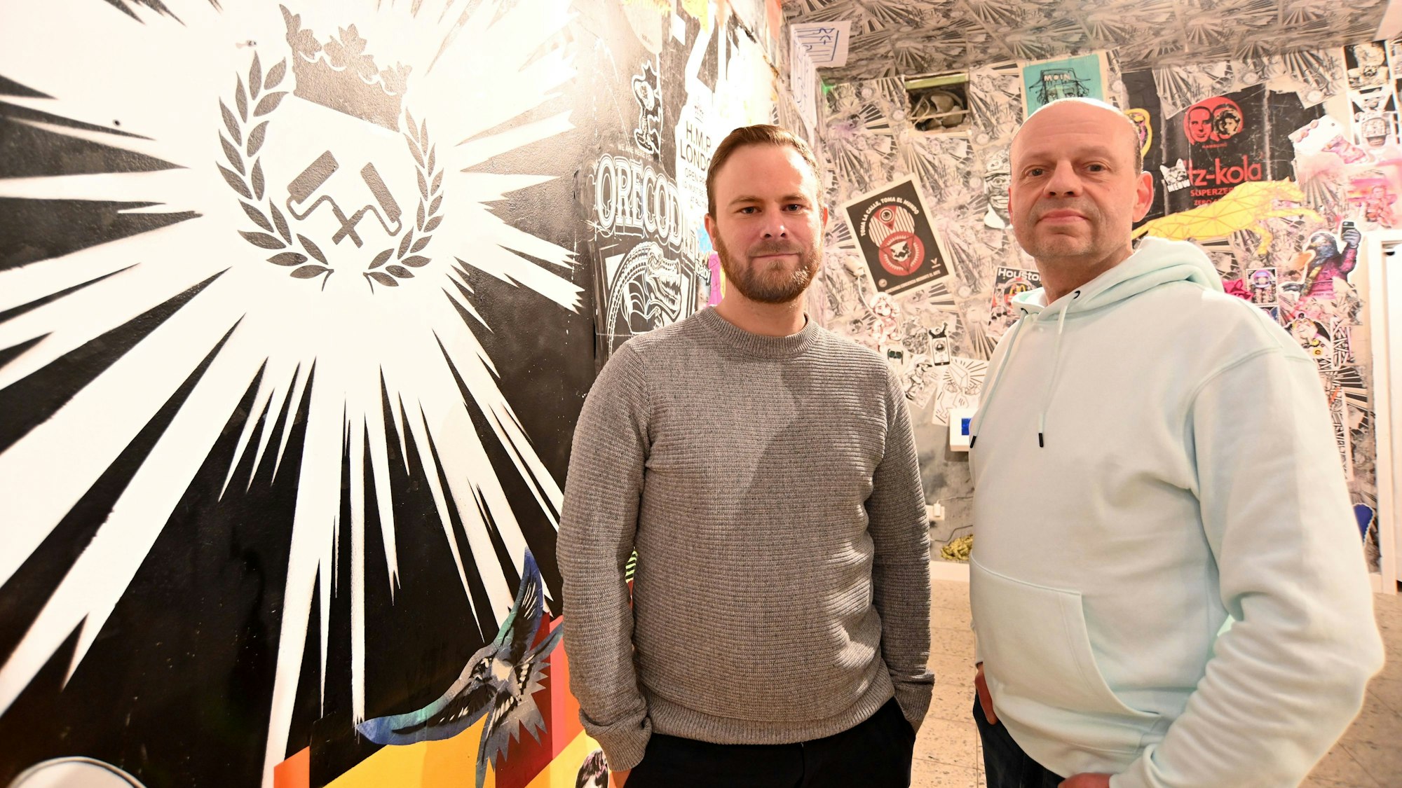 Zwei Streetartists reden über ihre Kunst und eine Ausstellung im Kulturbunker Mülheim Ende April. Tim Ossege (alias seiLeise, mit Bart) und Tom Weecks (alias cutsandpieces).