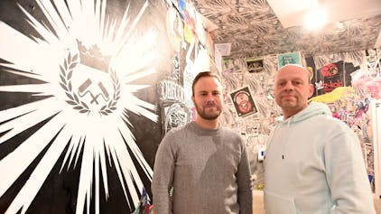 Zwei Streetartists reden über ihre Kunst und eine Ausstellung im Kulturbunker Mülheim Ende April. Tim Ossege (alias seiLeise, mit Bart) und Tom Weecks (alias cutsandpieces).&nbsp;
