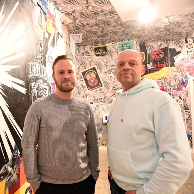 Zwei Streetartists reden über ihre Kunst und eine Ausstellung im Kulturbunker Mülheim Ende April. Tim Ossege (alias seiLeise, mit Bart) und Tom Weecks (alias cutsandpieces).&nbsp;