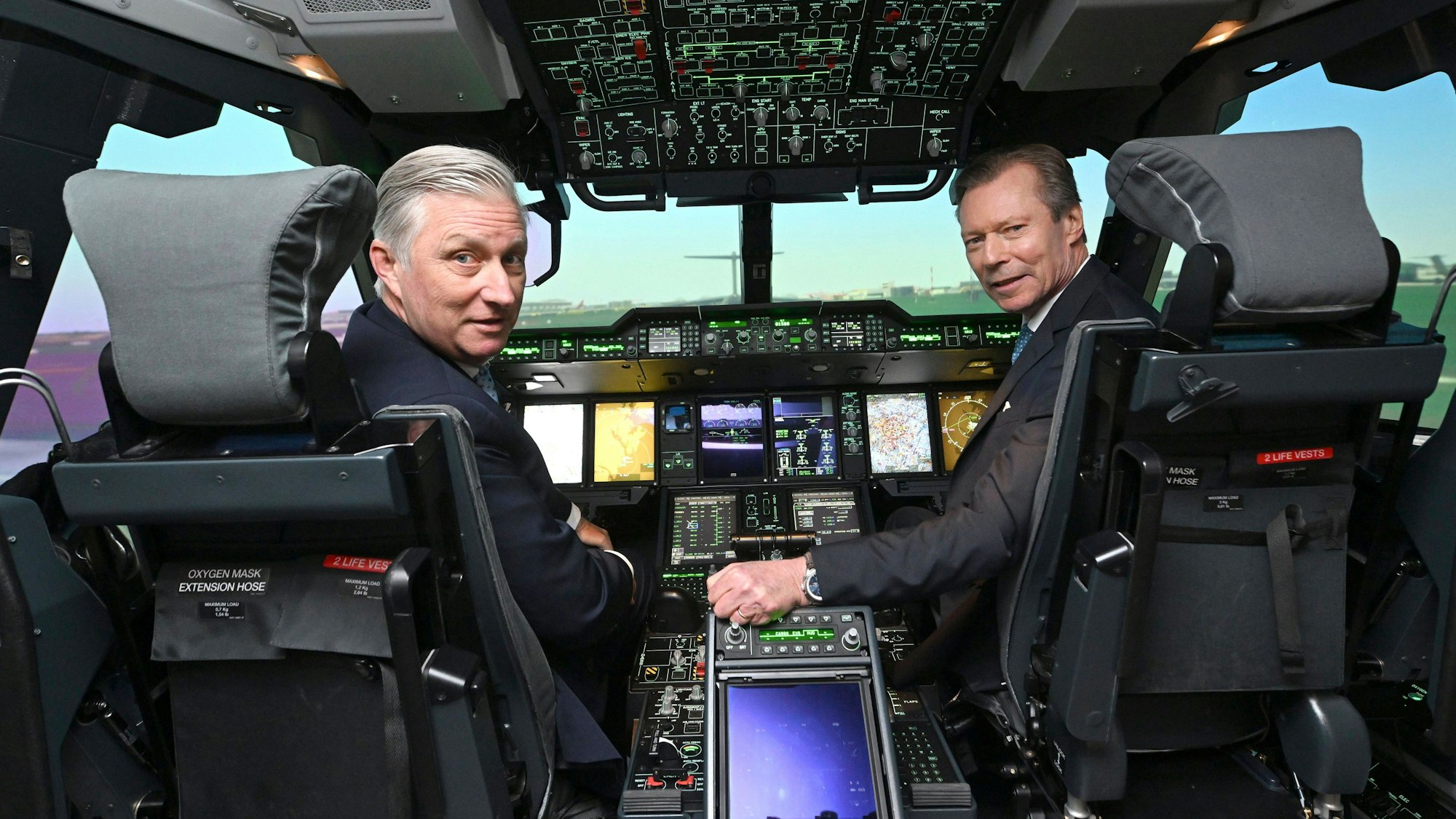König Philippe und Großherzog Henri in einem Flugsimulator des Transportflugzeugs A400M.