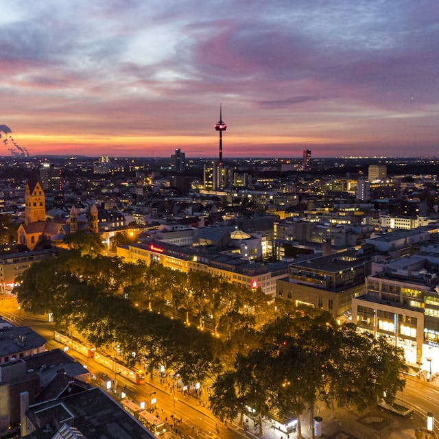 Luftaufnahme von Köln mit Sonnenuntergang: 1,095 Millionen Menschen lebten am Stichtag 31. Dezember 2023 in Köln.
