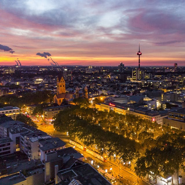 Luftaufnahme von Köln mit Sonnenuntergang: 1,095 Millionen Menschen lebten am Stichtag 31. Dezember 2023 in Köln.