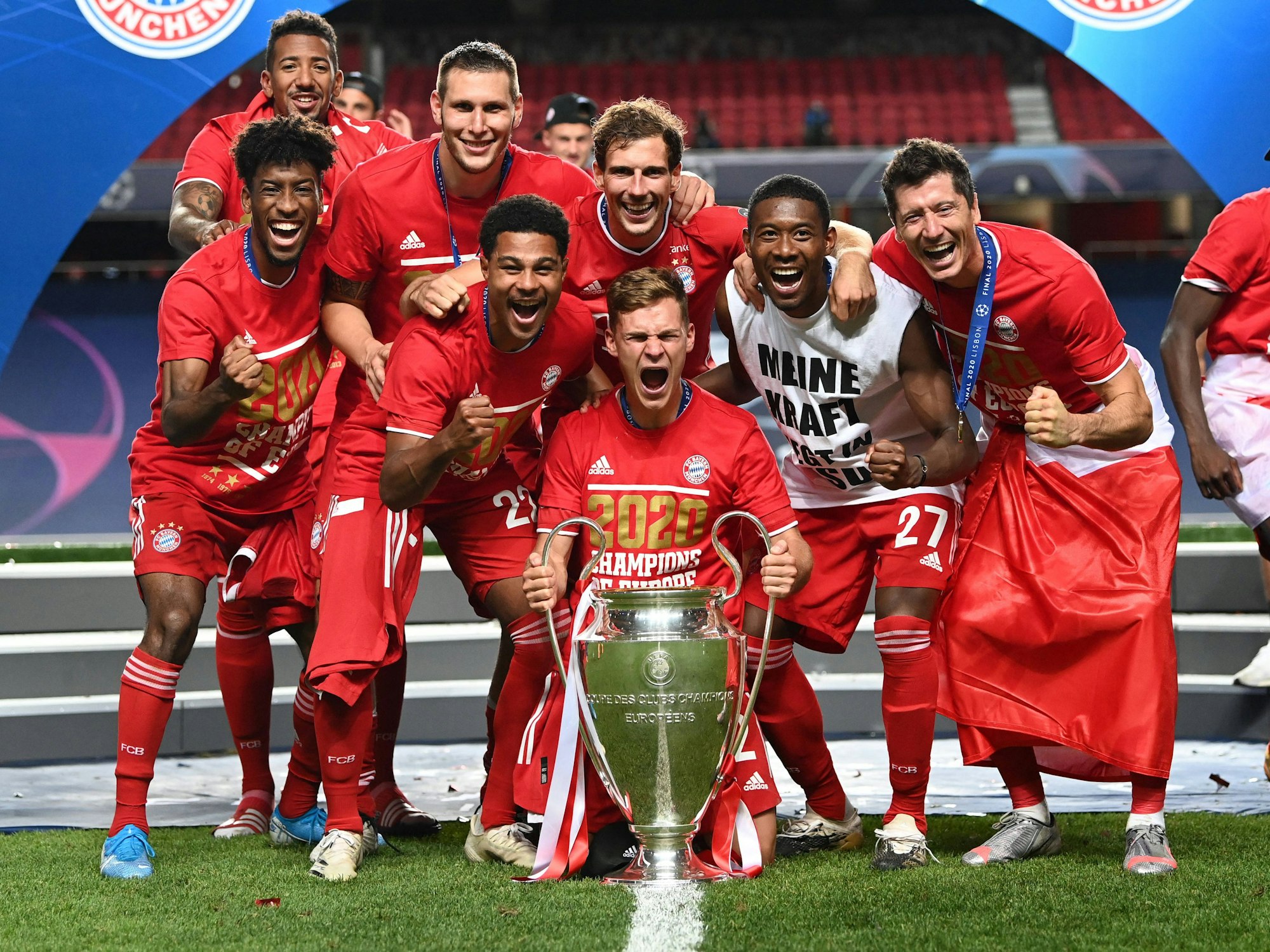 Die Münchner feiern ihren Triumph mit dem Pokal.