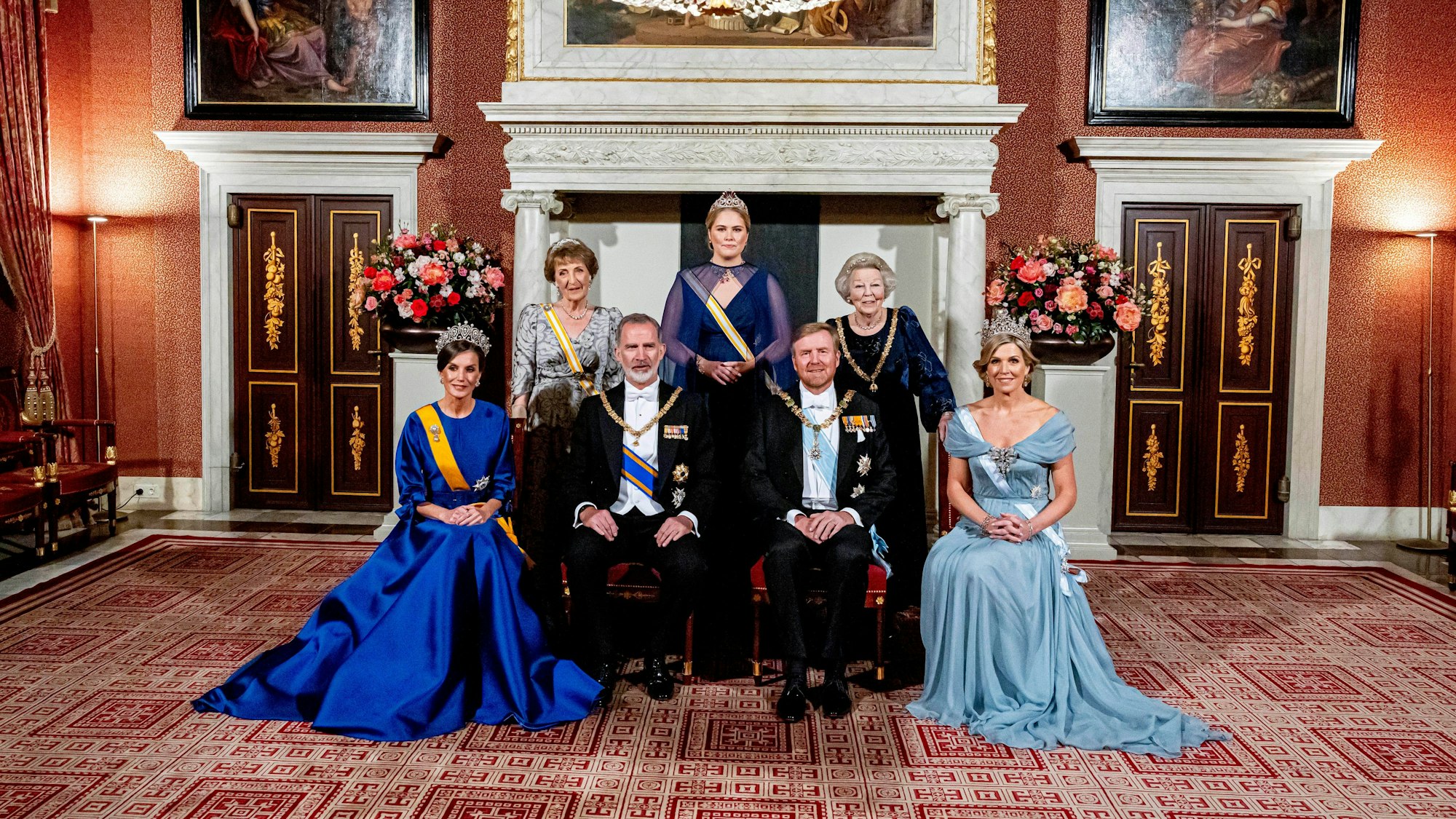 König Willem-Alexander (vorne, 2.v.r), Königin Maxima (r), Kronprinzessin Catharina-Amalia (hinten, m), Prinzessin Beatrix (hinten, r), und Prinzessin Margriet (hinten, l) stehen während des offiziellen Fotos vor dem Staatsbankett mit König Felipe VI. (2.v.l) und Königin Letizia (l) im Königspalast.