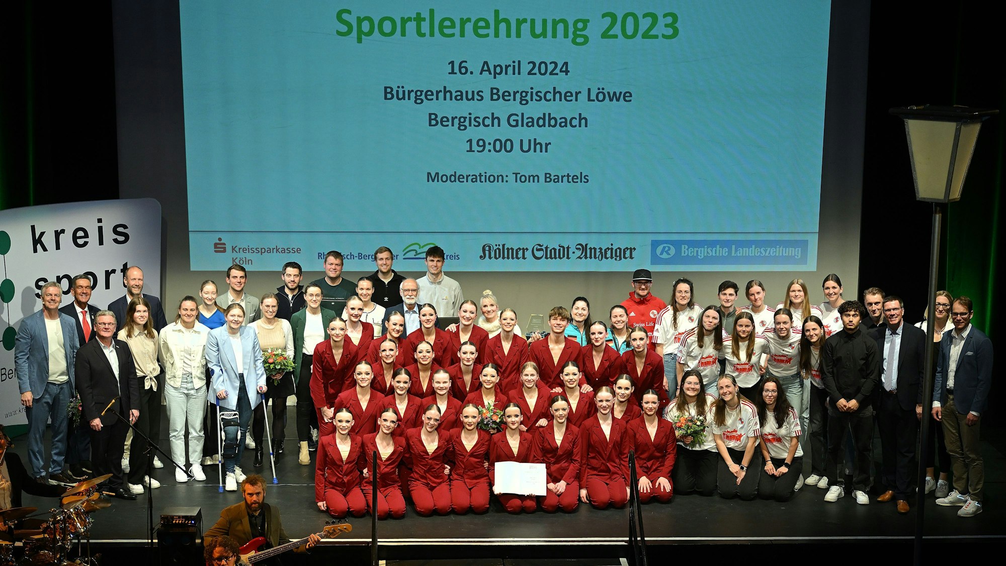 Alle Vertreter der Plätze 1 bis 3 der Sportlerehrung 2023 stehen auf der Bühne des Bergischen Löwen mit Vertretern von Kreis, Kreissportbund, Verbänden und Partnern der Sportlerwahl.