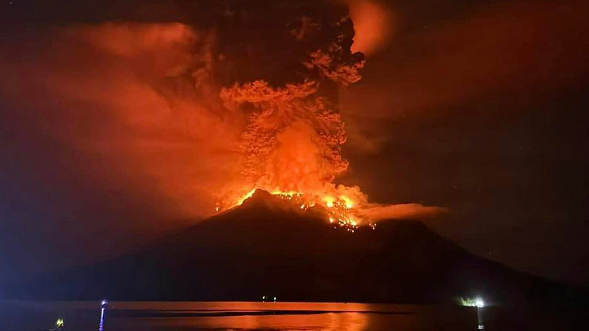 Der Vulkan Ruang auf der gleichnamigen indonesischen Insel spuckt plötzlich wieder Asche und Lava. Forscher haben Angst vor einem gewaltigen Tsunami, der weltweite Auswirkungen haben könnte.