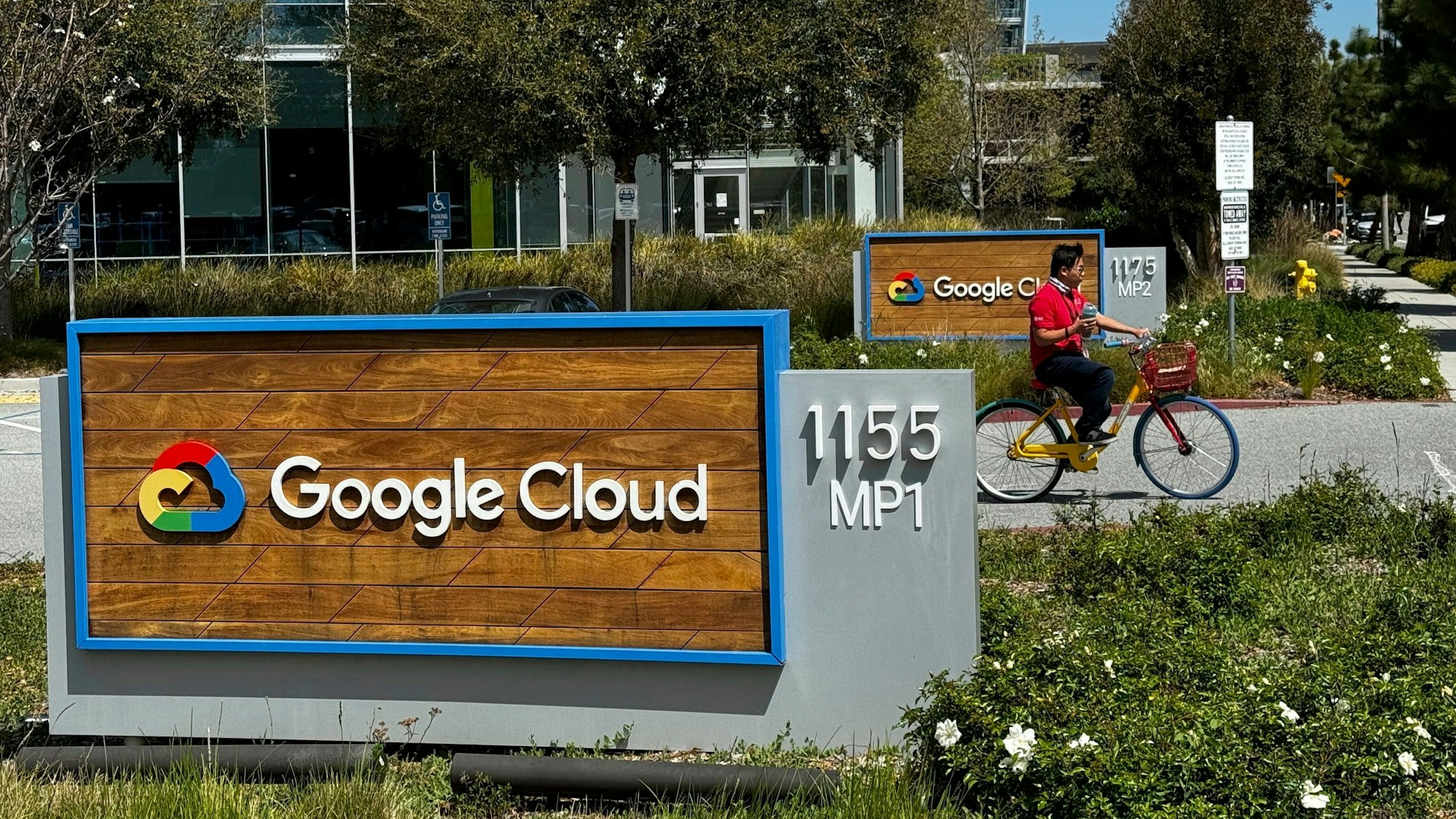 Der US-Technologiekonzern Google hat 28 Beschäftigte wegen der mehrstündigen Besetzung eines Büroraums aus Protest gegen einen Vertrag des Unternehmens mit der israelischen Regierung entlassen.
