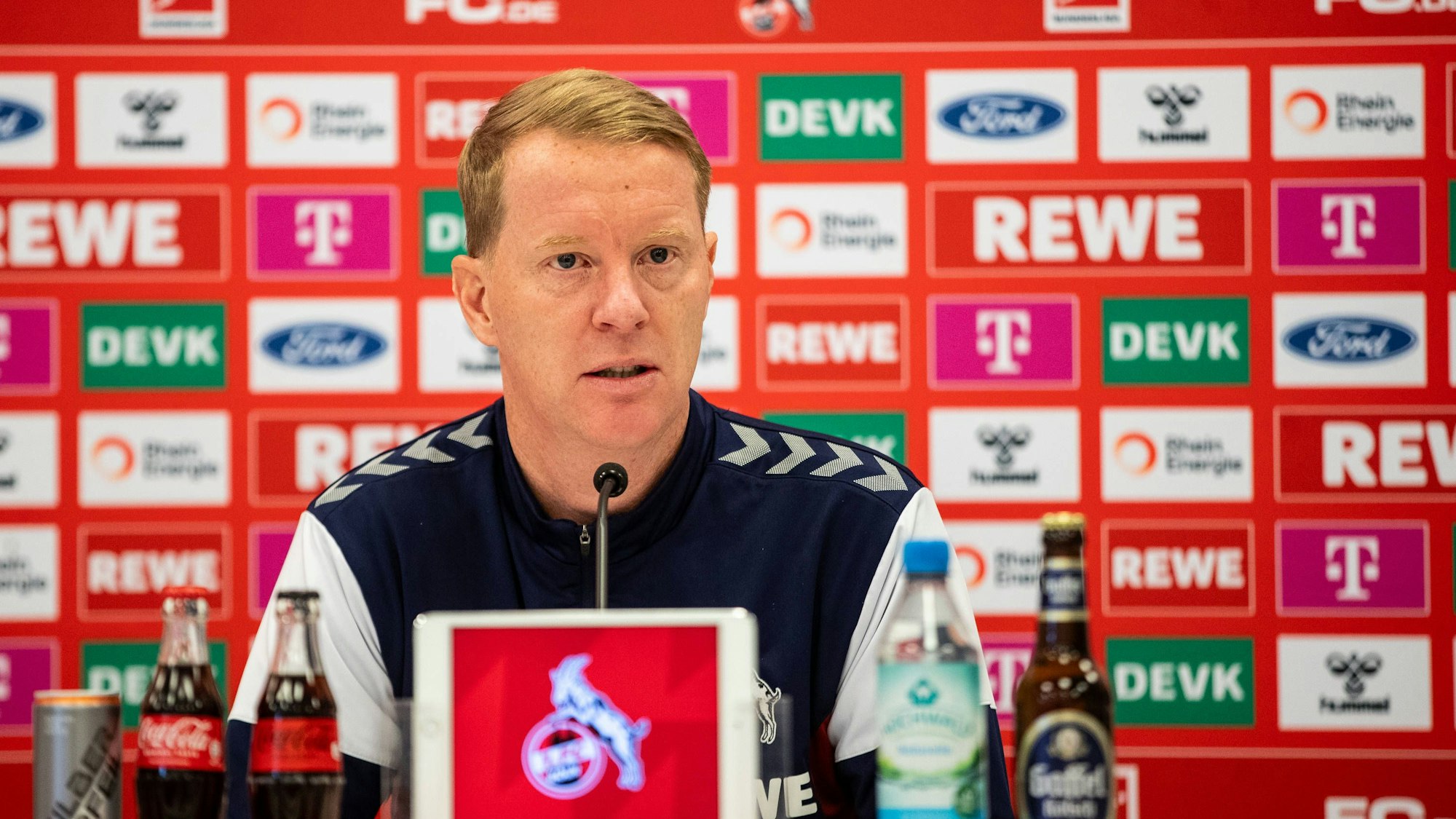 Timo Schultz bei der Pressekonferenz des 1.FC Köln vor dem Spiel gegen Darmstadt.