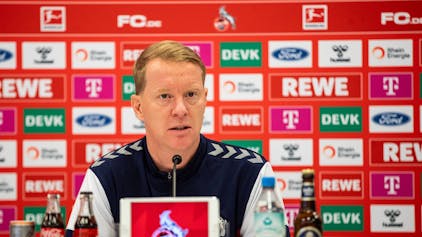 Trainer Timo Schultz auf einer Pressekonferenz des 1. FC Köln.