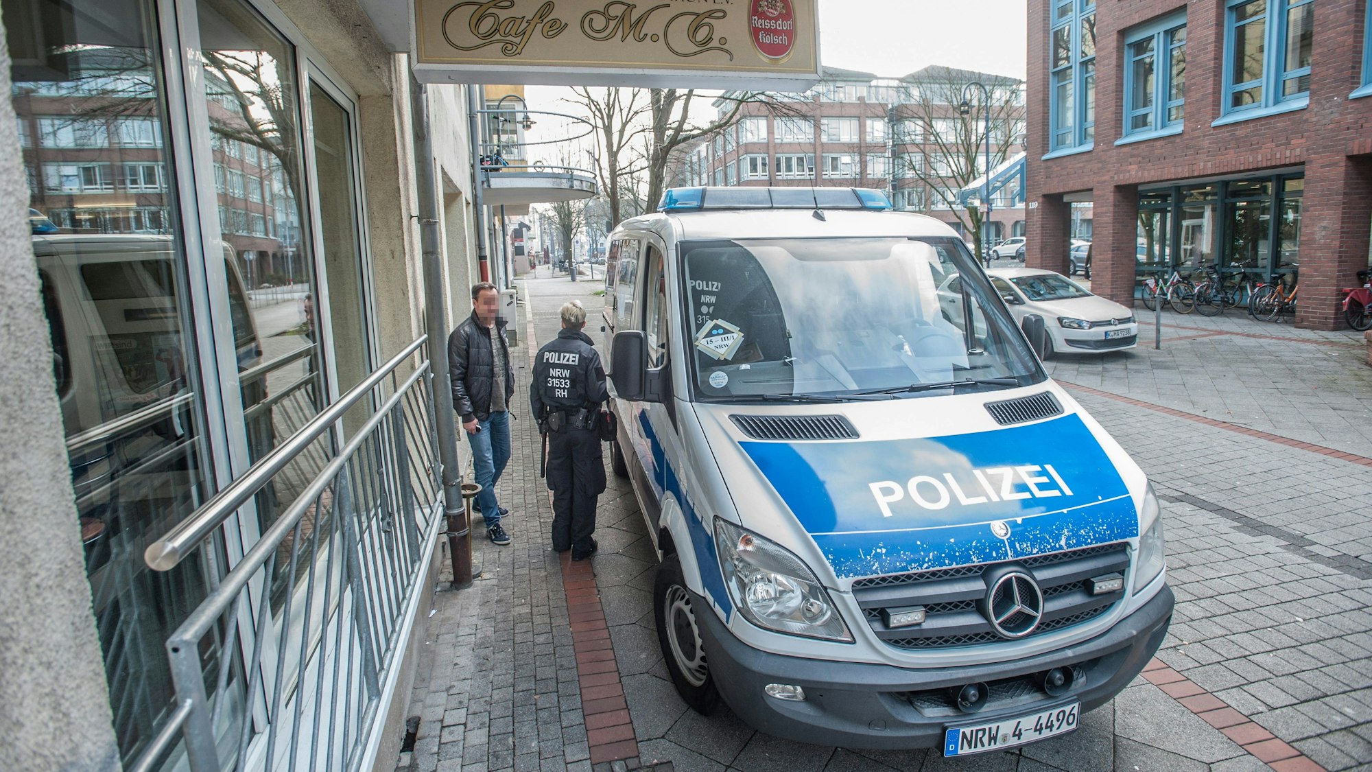 Razzia bei der Großfamilie am 14. März 2018: Ein Polizeiwagen steht auf der Hauptstraße in Wiesdorf.