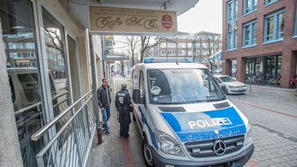 Razzia bei der Großfamilie am 14. März 2018: Ein Polizeiwagen steht auf der Hauptstraße in Wiesdorf.&nbsp;