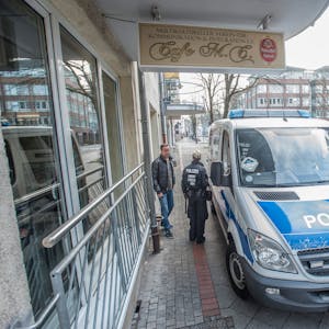 Razzia bei der Großfamilie am 14. März 2018: Ein Polizeiwagen steht auf der Hauptstraße in Wiesdorf.&nbsp;
