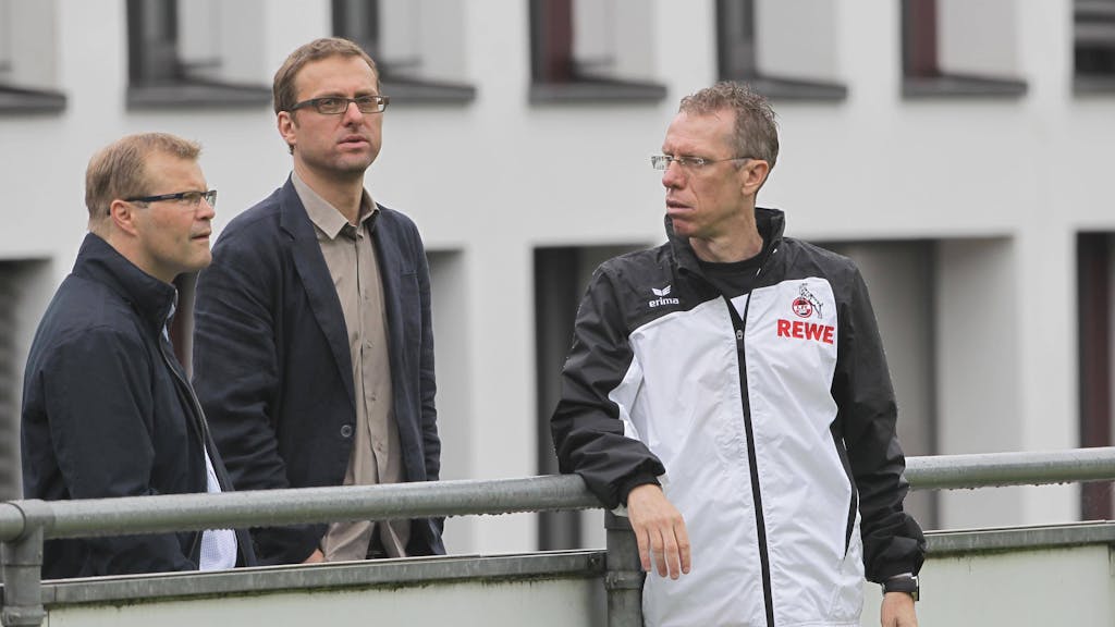 Frank Schaefer (l.) im Gespräch mit dem damaligen FC-Trainer Peter Stöger (r.) und Kaderplaner Jörg Jakobs (M.).