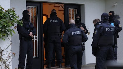 Aktion gegen Schleuser: Polizeibeamte stehen am Mittwoch (1. April) vor einem Haus in Solingen.