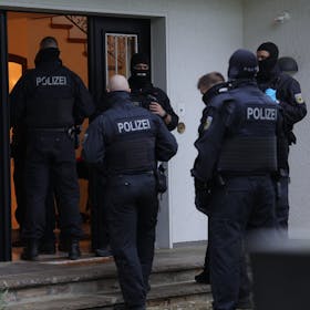 Aktion gegen Schleuser: Polizeibeamte stehen am Mittwoch (1. April) vor einem Haus in Solingen.