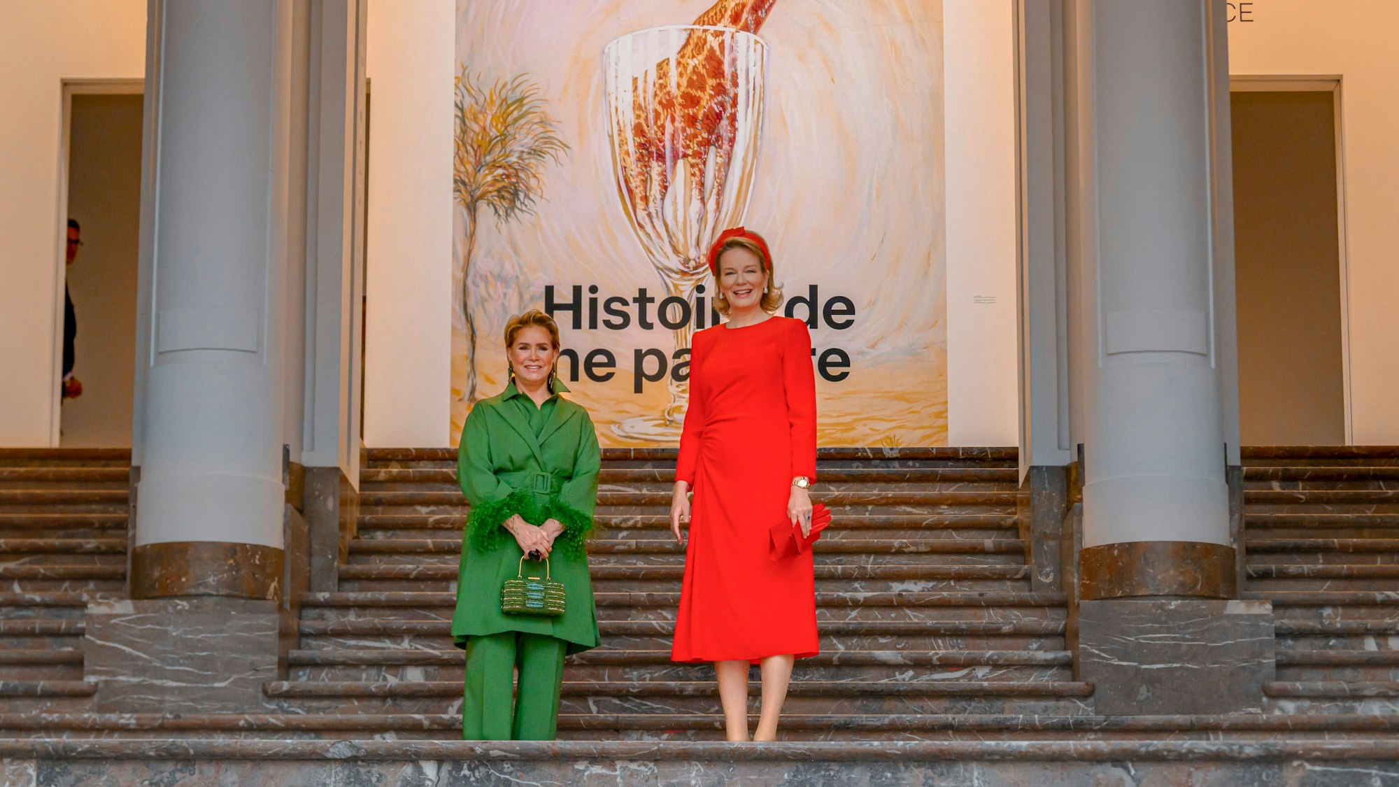 Königin Mathilde (r) und Großherzogin Maria Teresa vor dem Bozar Centre for Fine Arts.