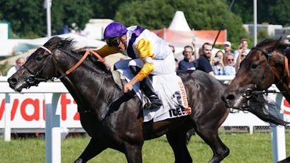 2022 in Hamburg: Jockey Bauyrzhan Murzabayev reitet auf seinem Pferd Sammarco als Erster über das Ziel.