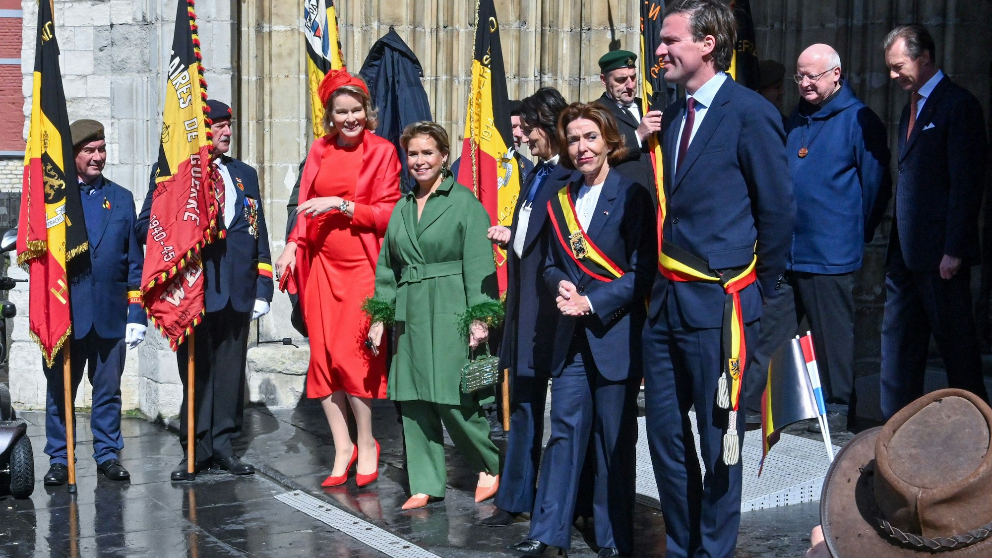 (Von links) Königin Mathilde, Großherzogin Maria Teresa, die Präsidentin des belgischen Senats, Stephanie D'Hose, die Gouverneurin der Provinz Ostflandern, Carina Van Cauter, und der Bürgermeister von Gent, Mathias De Clercq, bei einem Besuch der Sint-Baafskathedraal.