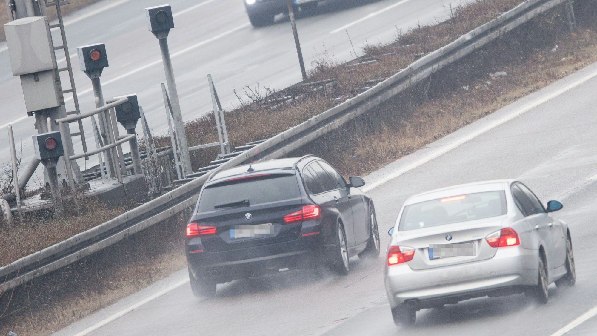 Autos fahren auf der Autobahn 3 am Dreieck Heumar in Köln an einer Blitzeranlage vorbei.