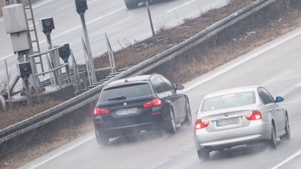 Autos fahren auf der Autobahn 3 am Dreieck Heumar in Köln an einer Blitzeranlage vorbei.