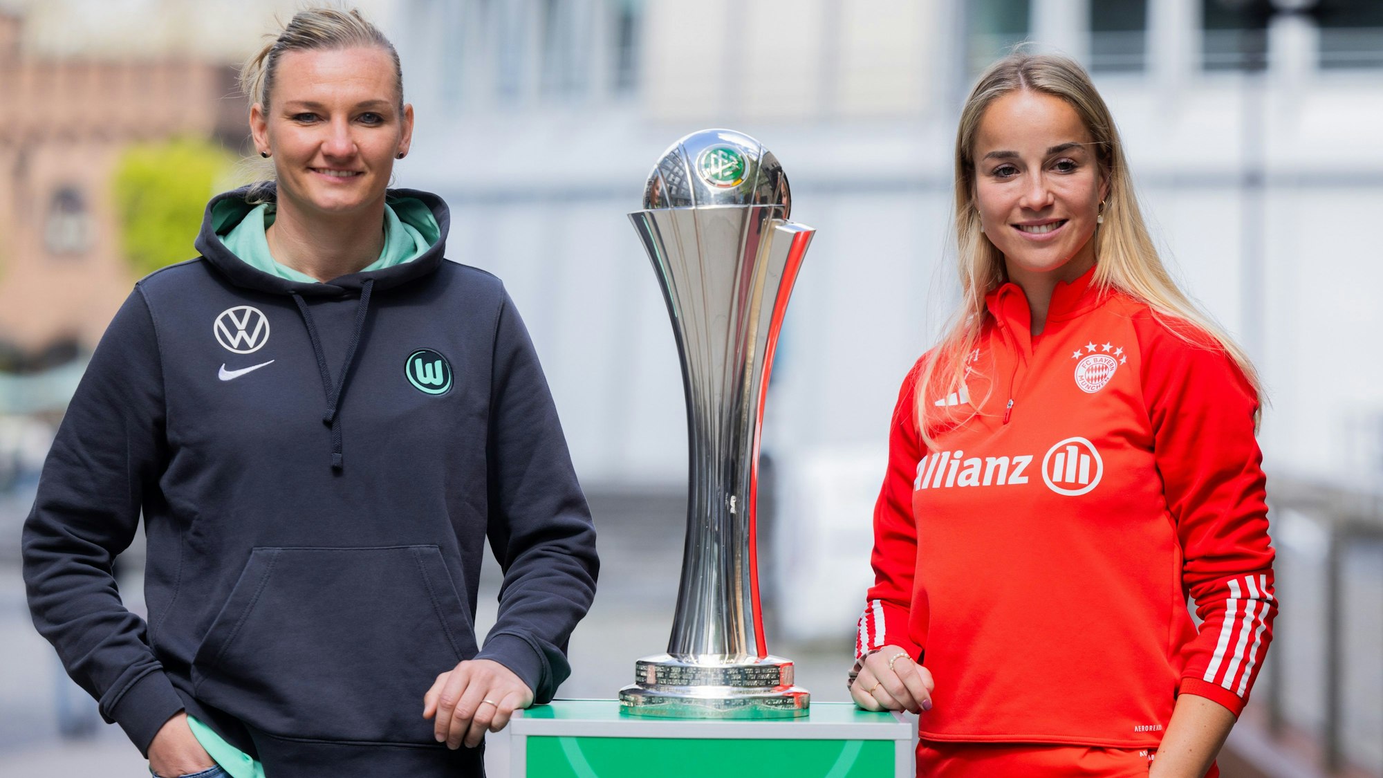 Alexandra Popp und Giulia Gwinn mit dem DFB-Pokal.