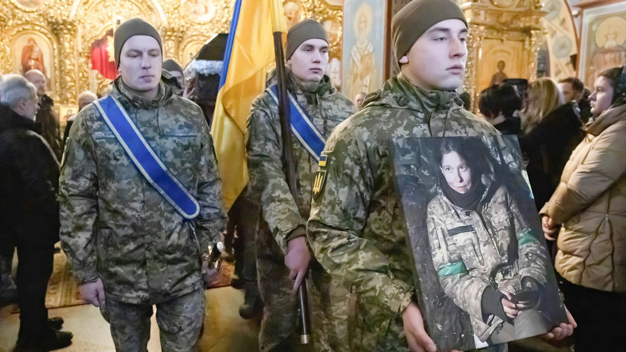 Ukrainische Soldaten geben Diana Savita Wagner die letzte Ehre.