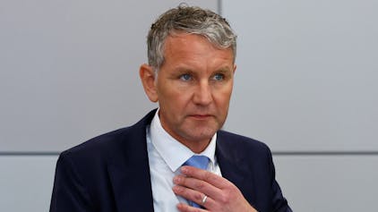 18.04.2024, Sachsen-Anhalt, Halle: Björn Höcke (AfD) sitzt während seines Prozesses im Landgericht Halle im Gerichtssaal