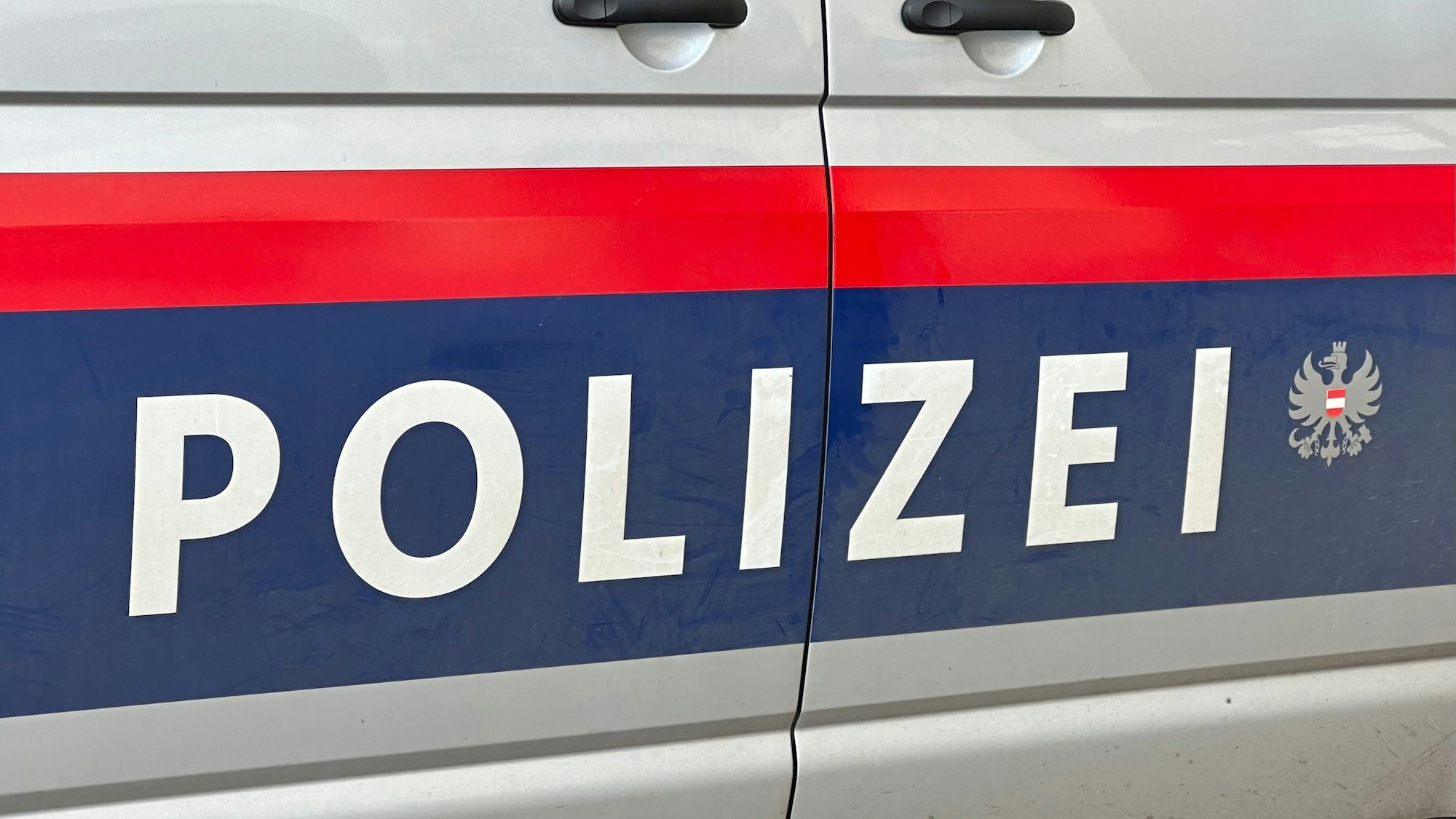 Der Schriftzug ‚Polizei‘ auf einem österreichischen Polizeiauto.