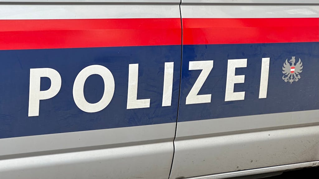 Der Schriftzug ‚Polizei‘ auf einem österreichischen Polizeiauto.