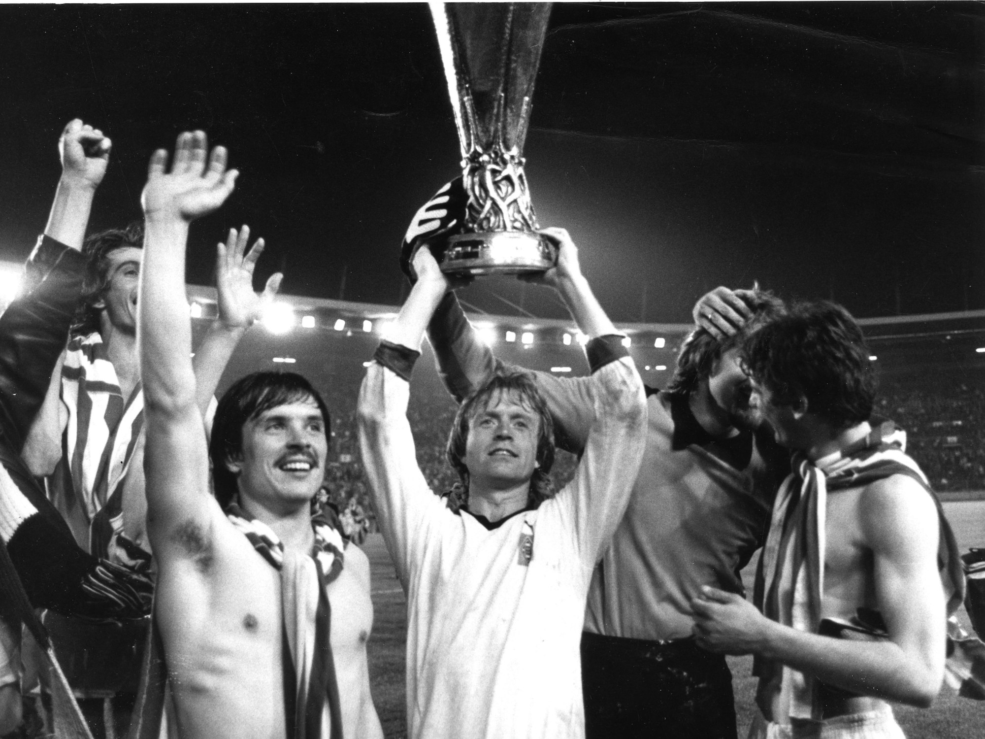 Rudi Gores, Winfried Schäfer, Wolfgang Kneip und Wilfried Hannes mit dem Uefa-Cup