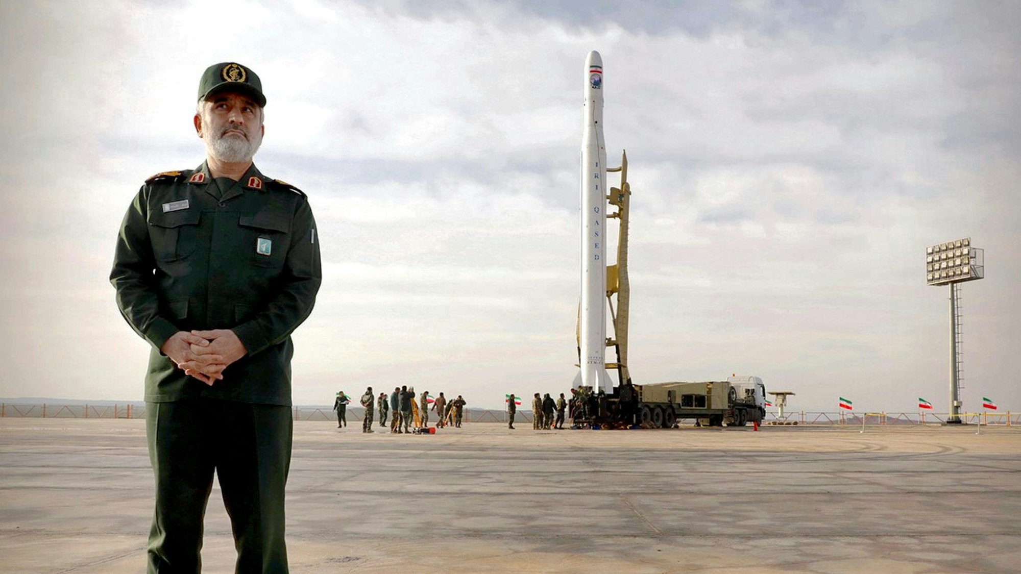 General Amir Ali Hadschisadeh, Kommandeur der Luft- und Raumfahrtabteilung der iranischen Revolutionsgarden, steht auf einem Raketen-Testgelände. Der Iran droht nach dem Angriff auf Israel mit der Entwicklung einer Atombombe. (Archivbild)