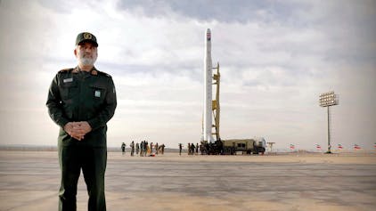 General Amir Ali Hadschisadeh, Kommandeur der Luft- und Raumfahrtabteilung der iranischen Revolutionsgarden, steht auf einem Raketen-Testgelände. Der Iran droht nach dem Angriff auf Israel mit der Entwicklung einer Atombombe. (Archivbild)