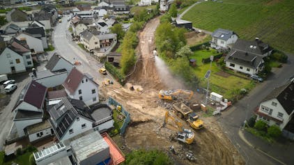 18.04.2024 Walporzheim: Mit schwerem Gerät wird an der Ahr der Wiederaufbau der Bahnstrecke vorangetrieben. Im Juli 2021 hatte die Flutkatastrophe gewaltige Schäden hinterlassen, 135 Menschen kamen ums Leben.