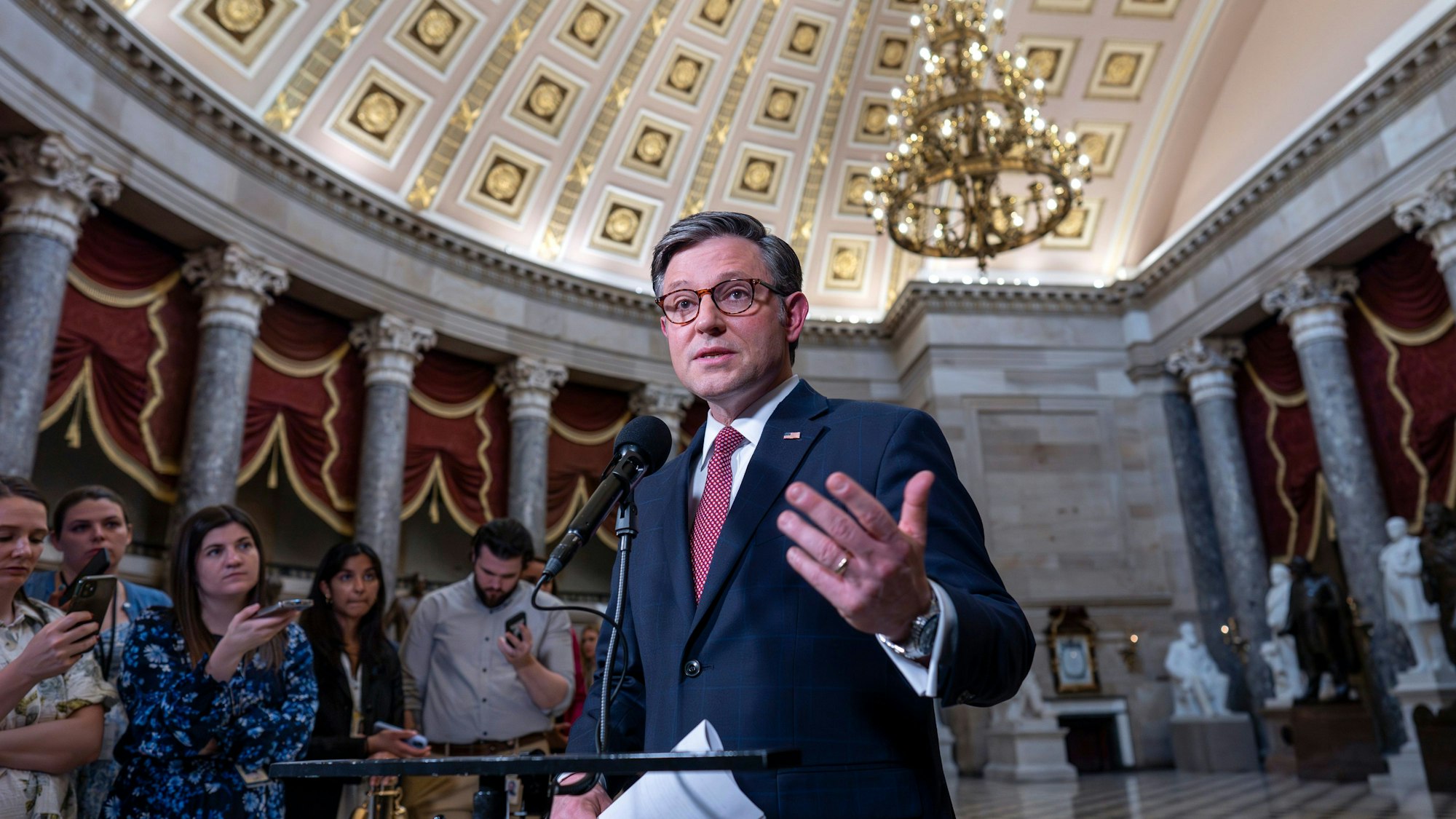Washington: Mike Johnson, Sprecher des Repräsentantenhauses, spricht mit Reportern über US-Hilfen für die Ukraine.
