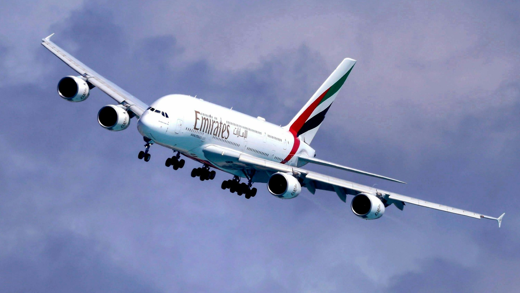 Ein Airbus A380 der arabischen Fluggesellschaft Emirates im Landeanflug während eins Unwetters. Das Flugzeug liegt schräg in der Luft. (Symbolbild)